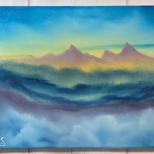 Op de afbeelding: Origineel landschapsschilderij op canvas. Het kunstwerk toont een bergketen met een gradi&euml;nthemel, die overgaat van blauw naar geel. De voorgrond heeft lagen van blauwe en paarse tinten, waardoor een gevoel van diepte ontstaat. Gesigneerd "HAYS" linksonder.
