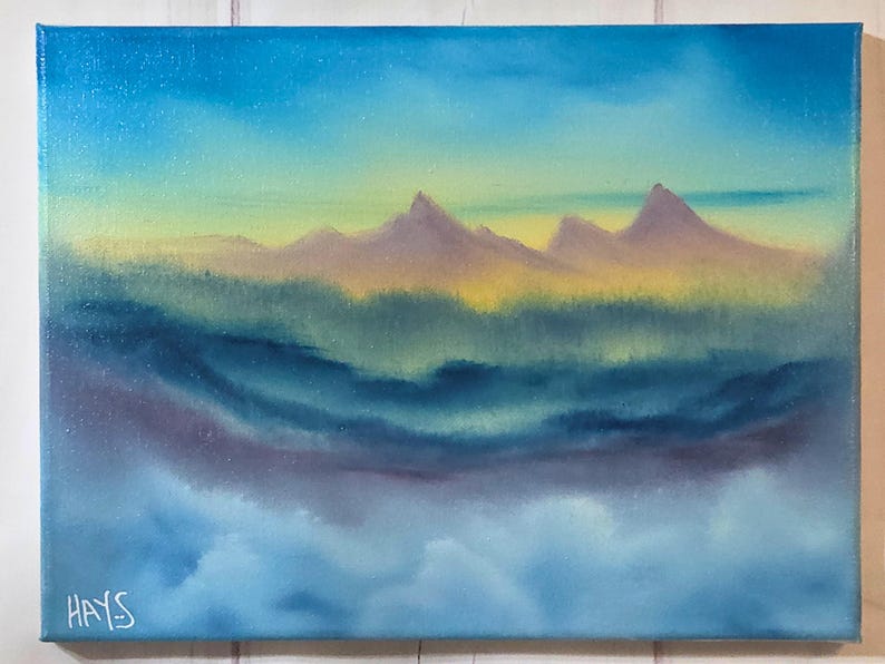 Op de afbeelding: Origineel landschapsschilderij op canvas. Het kunstwerk toont een bergketen met een gradi&euml;nthemel, die overgaat van blauw naar geel. De voorgrond heeft lagen van blauwe en paarse tinten, waardoor een gevoel van diepte ontstaat. Gesigneerd "HAYS" linksonder.