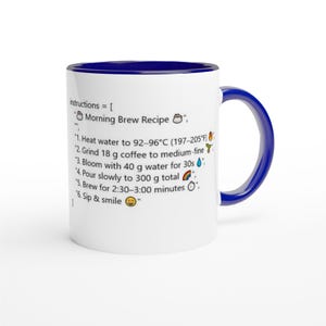 Peut inclure: Mug en céramique blanche avec intérieur et anse bleus. Il affiche une "Morning Brew Recipe" avec des instructions, dont chauffer l'eau à 92-96°C et infuser pendant 2:30-3:00 minutes. Le mug a un design joyeux.