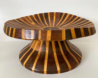 Handgemaakte kom van gemengd hout: sculpturaal middelpunt, organische moderne kunst