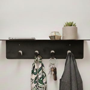 Cabideiro de metal, prateleira de parede com ganchos, organizador minimalista para hall de entrada, prateleira expositora, ganchos para hall de entrada com prateleira, prateleira organizadora com ganchos