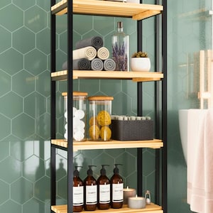 以下が含まれることがあります： 黒い金属と木製のバスルームシェルフユニット。タオル、ガラス瓶、シャンプーとコンディショナーのボトル、キャンドル、小さな植物などの装飾品が棚に置かれています。