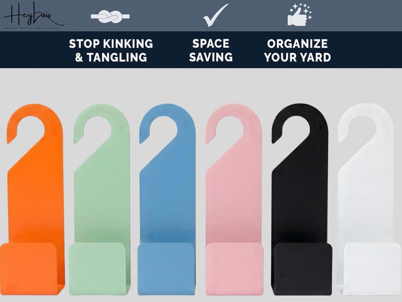 Puede incluir: Una fila de colgadores de manguera de jard&iacute;n de pl&aacute;stico de colores, en naranja, verde menta, azul claro, rosa, negro y blanco. Los colgadores tienen un gancho en la parte superior y una base rectangular. El texto en la parte superior dice "Stop Kinking & Tangling", "Space Saving" y "Organize Your Yard".
