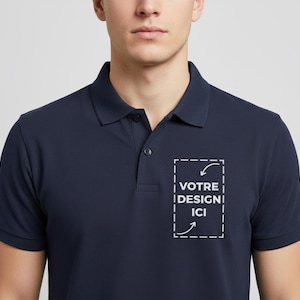 Peut inclure: Polo bleu marine avec col classique et patte de boutonnage à trois boutons. Le t-shirt présente un motif rectangulaire blanc avec le texte "VOTRE DESIGN ICI". Le t-shirt est fait d'une matière douce et confortable.