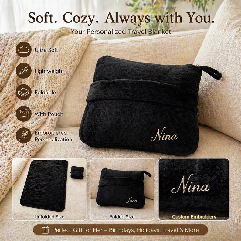 Puede incluir: Una manta de viaje negra con el nombre "Nina" bordado en cursiva. La imagen muestra la manta desplegada, plegada y en una bolsa. Caracter&iacute;sticas: material ultra suave, dise&ntilde;o ligero y plegable.