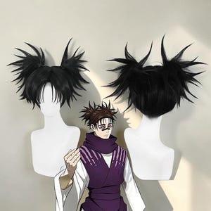 Peut inclure: Deux têtes de mannequin blanches présentant des perruques noires aux cheveux hérissés et volumineux coiffés en deux couettes hautes. Sous les perruques se trouve l'illustration d'un personnage aux cheveux bruns en queue de cheval.
