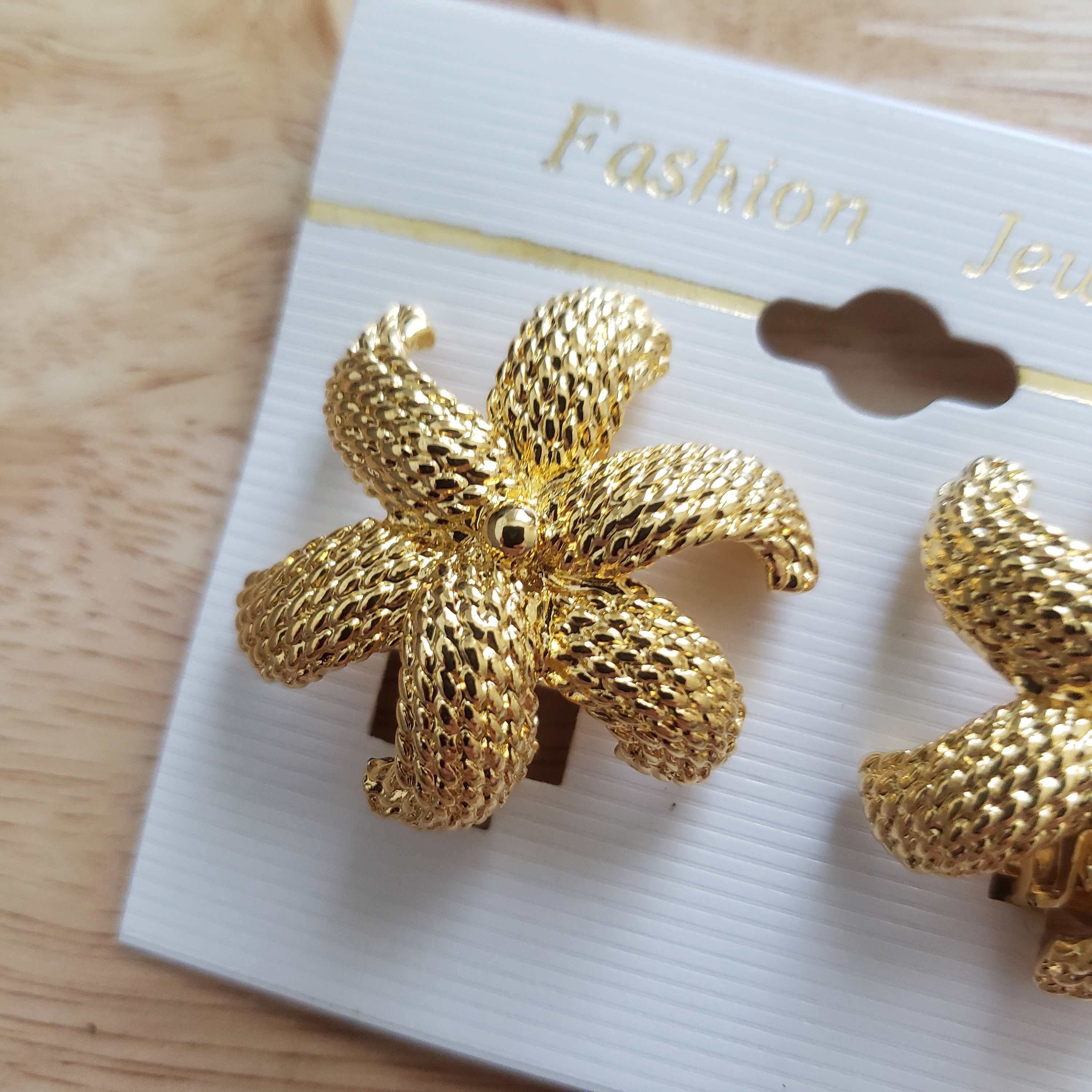 ☆ Vintage Gold Flower Clip-on Earrings, NWT New With Tags New