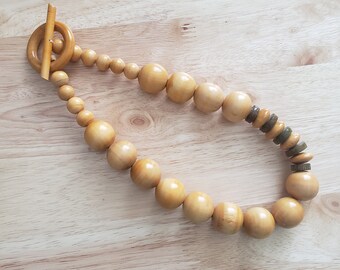 Vintage Tan and Brown Wood Beaded Necklace with jumbo wood toggle clasp, 20 inch vintage necklace, chunky necklace, statement necklace