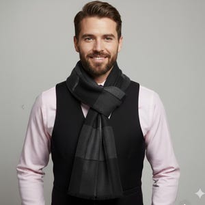 Può includere: Sciarpa a quadri neri e grigi indossata sopra una camicia rosa e un gilet nero. La sciarpa ha un motivo rettangolare ed è realizzata in un materiale morbido. Adatto per abbigliamento business o formale.