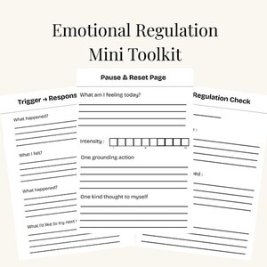 Könnte beinhalten: Ein weißes Mini-Toolkit zur emotionalen Regulierung. Das Bild zeigt Seiten mit Aufforderungen zur Selbstreflexion, darunter „Pause & Reset“ und „Regulation Check“. Der Text lautet „Emotional Regulation Mini Toolkit“.