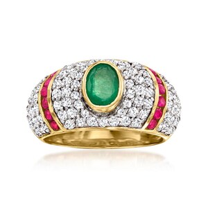 Op de afbeelding: Een gouden ring met een ovale smaragdgroene middensteen, omringd door witte edelstenen en rode accenten. De ring heeft een gewelfd ontwerp en toont een luxueuze en elegante stijl.