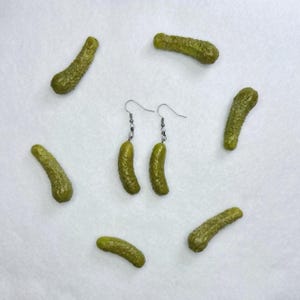 Pendientes de pepinillo hechos a mano. Idea de regalo de joyería. Accesorio divertido de comida. Diseño realista de pepinillo pintado a mano. Arcilla polimérica. Verdura. Colgante original.