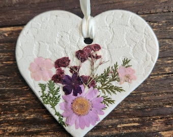 Corazones de encaje de arcilla con flores prensadas