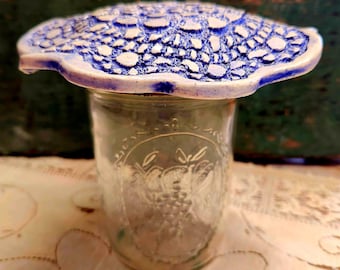 Jarrón de cerámica con flores y tarro de cristal