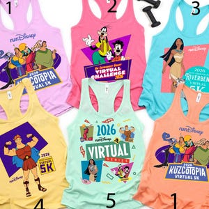 Puede incluir: Varias camisetas sin mangas de espalda nadadora con personajes de Disney y logotipos de eventos. Los colores incluyen rosa, amarillo, verde azulado y naranja. Cada camiseta tiene un gráfico único, incluyendo a Hércules, Goofy y Pocahontas. El texto "runDisney" y "2026 Virtual Series" son visibles.