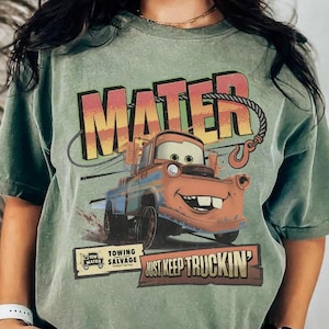 K&ouml;nnte beinhalten: Rustikales Holzschild mit dem Text "Welcome to our home" in wei&szlig;er Schrift. Das Schild hat eine Used-Optik und ein schlichtes, einladendes Design, ideal f&uuml;r die Eingangsbereichsdekoration.