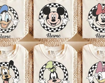 ミッキーと仲間たちのチェック柄レトロTシャツ（パーソナライズ）、ディズニーランドバケーションファミリー旅行の服装、ディズニーバースデースクワッドシャツ、息子へのプレゼント