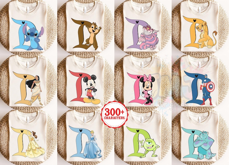 Peut inclure: Une collection de douze t-shirts couleur cr&egrave;me, chacun pr&eacute;sentant une grande lettre D de diff&eacute;rentes couleurs associ&eacute;e &agrave; un personnage de dessin anim&eacute;, dont Stitch, Chip, le Chat du Cheshire, Simba, Pocahontas, Mickey, Minnie, Captain America, Belle, Cendrillon, Mike Wazowski et Sulley.
