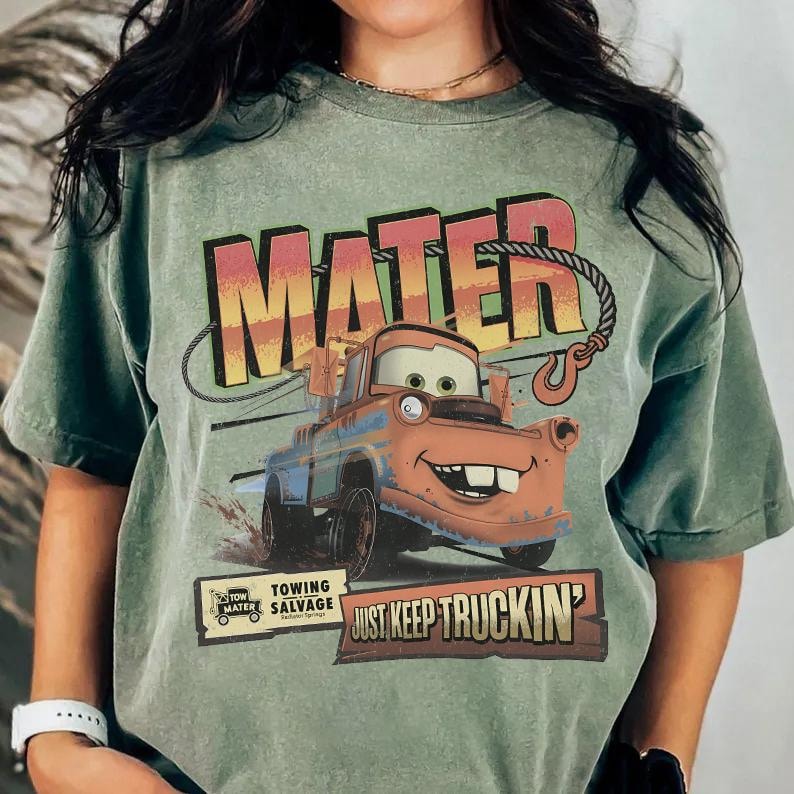 K&ouml;nnte beinhalten: Rustikales Holzschild mit dem Text "Welcome to our home" in wei&szlig;er Schrift. Das Schild hat eine Used-Optik und ein schlichtes, einladendes Design, ideal f&uuml;r die Eingangsbereichsdekoration.