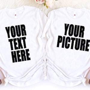 Puede incluir: Dos camisetas blancas con texto negro. Una dice "YOUR TEXT HERE" y la otra "YOUR PICTURE". Las camisetas están sobre una superficie blanca con dos botellas de vino espumoso.