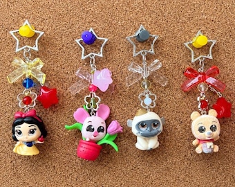 Porte-clés acrylique fait main Disney Doorables | Charm de collection kawaii | Charm de sac mignon | Accessoire de sac à dos | Cadeau pour collectionneur
