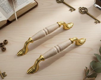Handgemachte Porzellanschrankknauf, antiker Goldblumengriff