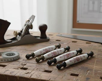Handgefertigter Porzellanschrankknauf, antikgoldener Blumenknauf, Vintage-Stil, elegantes Wohndekor, einzigartige Hardware für Schränke und Schubladen