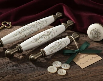 Handgefertigter Porzellanschrankknauf, antikgoldener Blumenknopf, Vintage-Schubladenbeschläge, elegantes Luxusküchen- & Möbeldekor