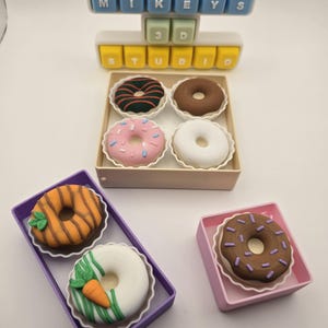 Caixa de donuts personalizável, chaveiro antiestresse, brinquedo sensorial para aliviar o estresse.