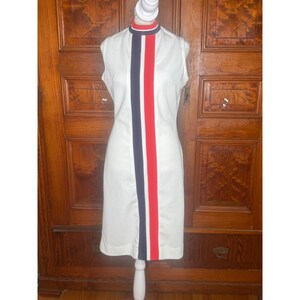 Abito vintage anni '60/'70 a coste bianche con righe rosse e blu navy, modello Mod, collo alto, taglia M.
