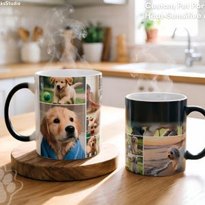 Puede incluir: Dos tazas termosensibles con retratos personalizados de mascotas. Una taza es blanca con un asa negra, mostrando un collage de fotos de cachorros. La otra taza es negra, revelando las fotos de la mascota cuando se calienta. Las tazas están sobre una superficie de madera.