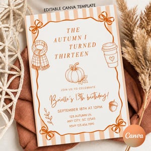 Puede incluir: Una plantilla de invitación de cumpleaños rectangular con fondo de rayas naranja claro y borde ondulado con lazos. El texto dice THE AUTUMN I TURNED THIRTEEN, JOIN US TO CELEBRATE Brielle's 13th birthday! SEPTEMBER 18TH AT 12PM, 123 AUTUMN LN. ANY CITY, SC 12345, RSVP 123.456.7890. Las ilustraciones incluyen una bufanda, una taza de café con un corazón, una calabaza y una bellota.