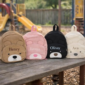 Puede incluir: Un juego de tres tazas de cerámica con un acabado mate moteado. Las tazas son en tonos crema, gris claro y gris oscuro. Cada taza tiene un diseño simple y minimalista, ideal para café o té.