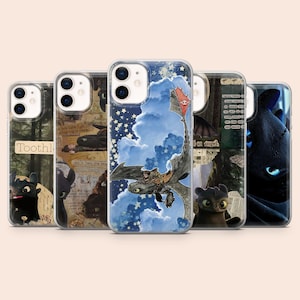 Può includere: Una collezione di custodie per telefoni con disegni di "Dragon Trainer". Le custodie presentano immagini di Sdentato, Hiccup e altri personaggi, con uno sfondo di cielo blu e bianco.