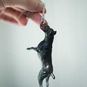 Décoration de voiture Cane corso peinte à la main - Porte-clés chien sportif