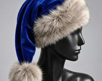 Gorro navideño de terciopelo azul de primera calidad con puño de suave piel sintética.