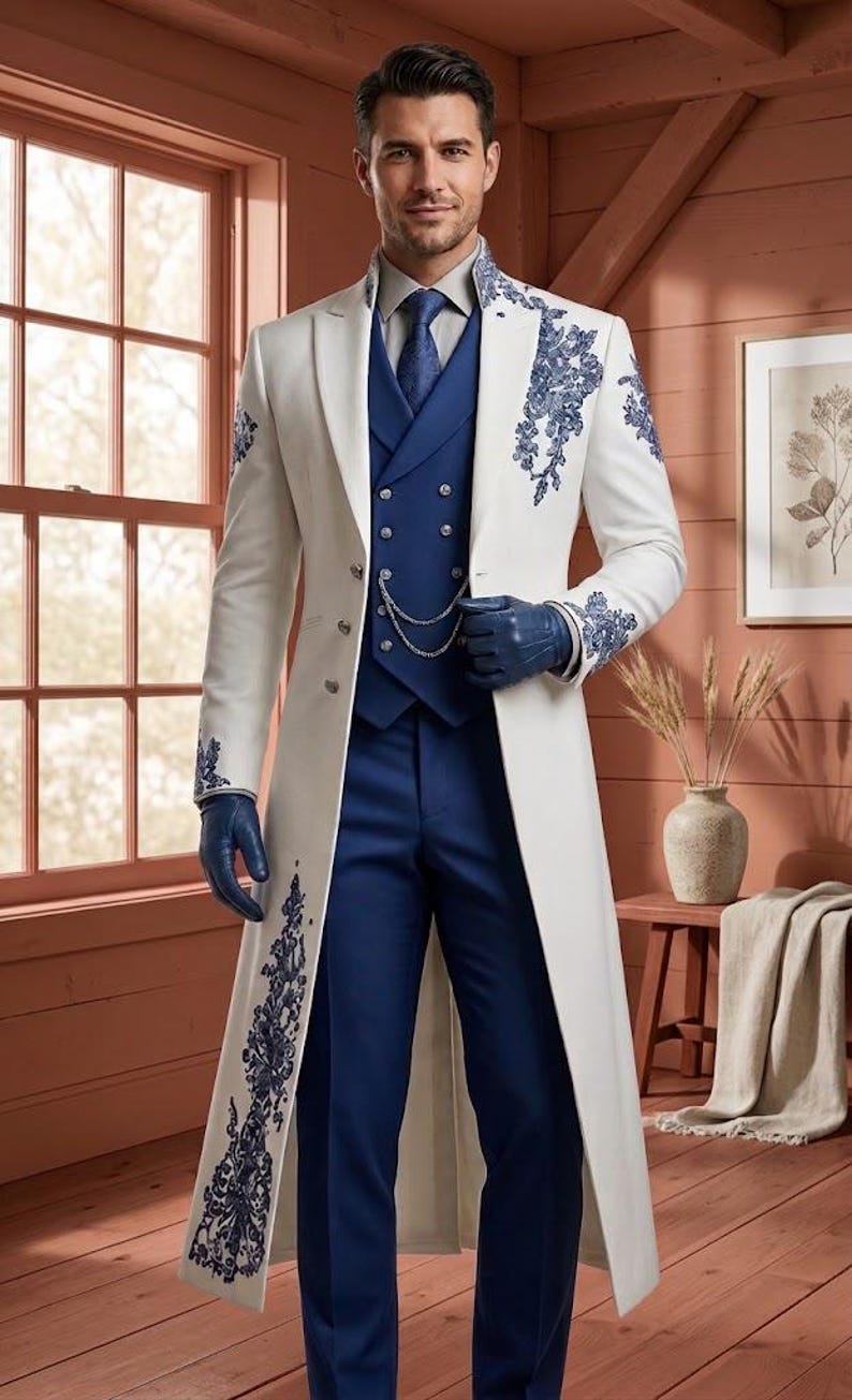 Puede incluir: Un abrigo largo blanco con bordados florales azules en las solapas y pu&ntilde;os, usado sobre un chaleco azul de doble botonadura con una cadena plateada, corbata azul, camisa clara, pantalones azules y guantes de cuero de color azul.