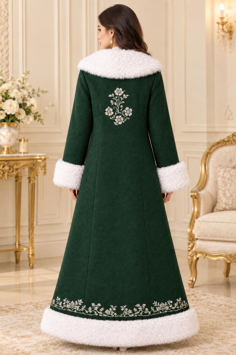 Pu&ograve; includere: Un cappotto lungo verde scuro con colletto e polsini in pelliccia sintetica bianca. Il retro del cappotto &egrave; decorato con ricami floreali bianchi tra le spalle e lungo l'orlo, rifinito con un'ampia fascia di pelliccia sintetica bianca.