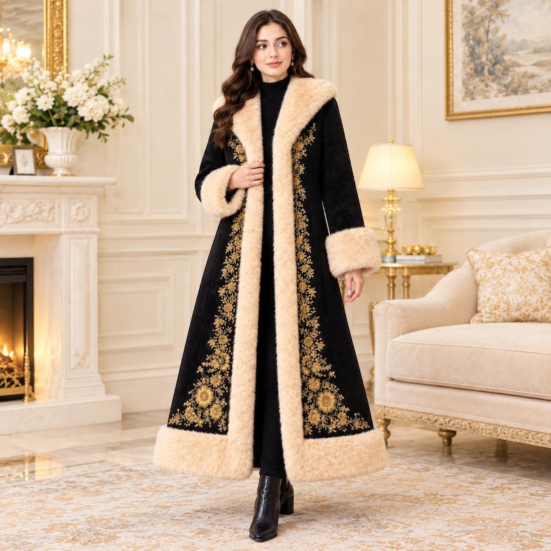 Pu&ograve; includere: Un lungo cappotto nero con un bordo spesso in pelliccia sintetica beige lungo il colletto, i polsini e l'orlo. Il cappotto &egrave; decorato con intricati ricami floreali dorati sui pannelli frontali ed &egrave; indossato sopra un dolcevita nero.