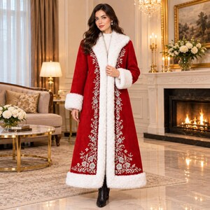 Pu&ograve; includere: Un cappotto lungo rosso con colletto e polsini in pelliccia sintetica bianca, decorato con un intricato ricamo floreale argentato lungo i pannelli frontali. Il capo presenta una silhouette dritta, maniche lunghe e un design aperto.