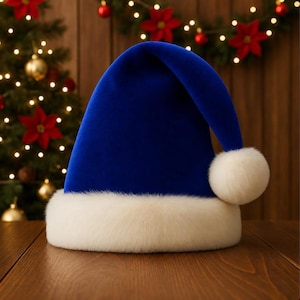 Puede incluir: Un gorro de terciopelo azul real vibrante con un borde grueso de piel sint&eacute;tica blanca afelpada en la base y un pomp&oacute;n de piel sint&eacute;tica blanca a juego en la punta, creando una forma c&oacute;nica cl&aacute;sica con una textura suave.