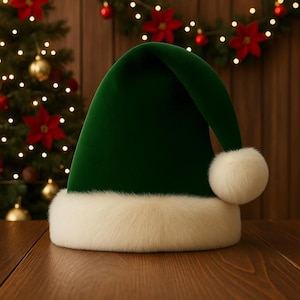 Puede incluir: Un gorro de terciopelo verde intenso con un borde grueso de piel sint&eacute;tica blanca afelpada en la base y un pomp&oacute;n de piel sint&eacute;tica blanca a juego en la punta. El gorro presenta una textura suave y una forma c&oacute;nica cl&aacute;sica ligeramente curva.