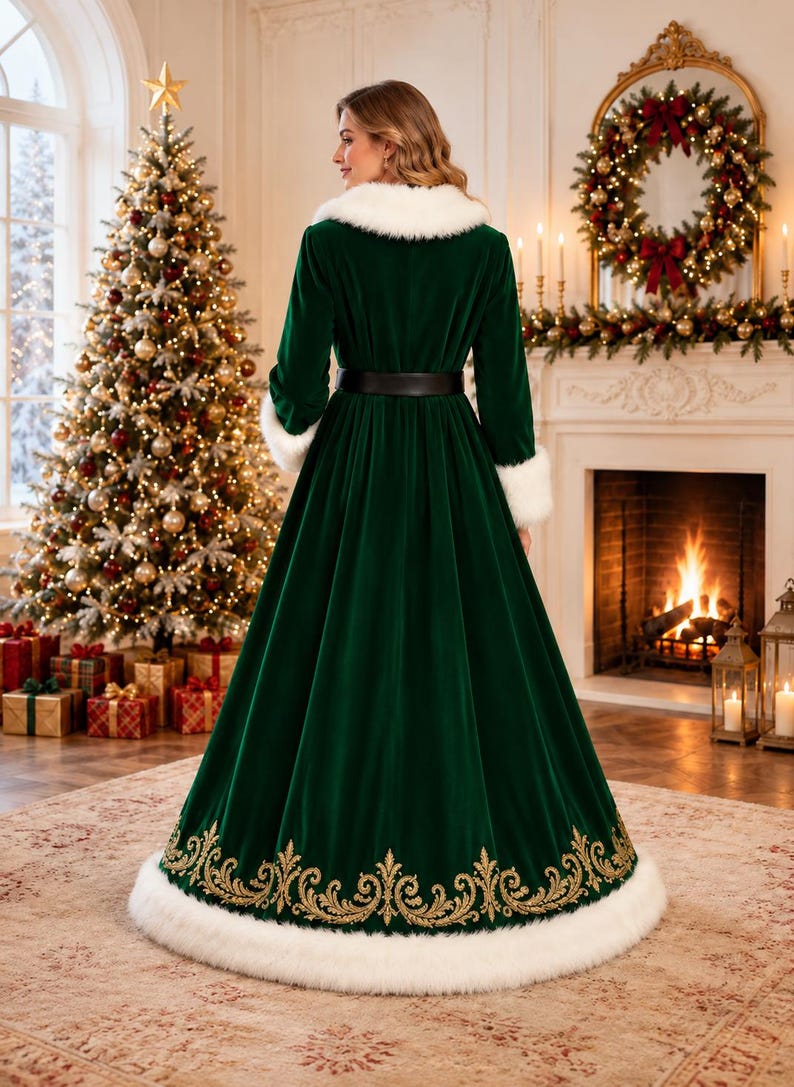 K&ouml;nnte beinhalten: Ein bodenlanges dunkelgr&uuml;nes Samtkleid mit wei&szlig;em Kunstfellkragen und &Auml;rmelb&uuml;ndchen, einem schwarzen Tailleng&uuml;rtel sowie einem goldenen Stickmuster am Saum, der mit einem breiten wei&szlig;en Kunstfellbesatz versehen ist.