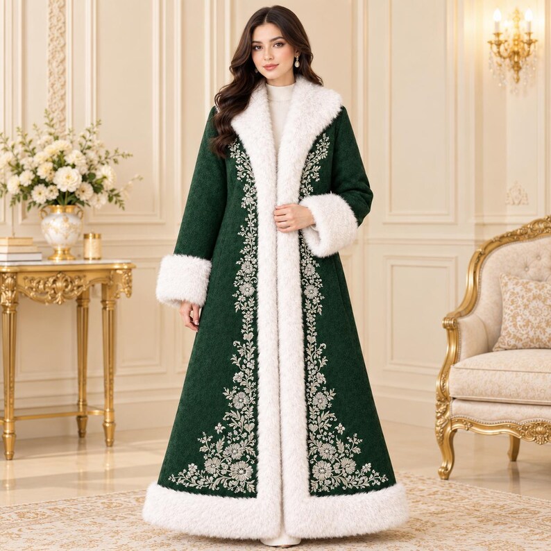 Pu&ograve; includere: Un cappotto lungo fino ai piedi di colore verde scuro con colletto, polsini e orlo in pelliccia sintetica bianca. Il cappotto &egrave; decorato con intricati ricami floreali bianchi sui pannelli frontali e presenta collo alto, maniche lunghe e linea dritta.