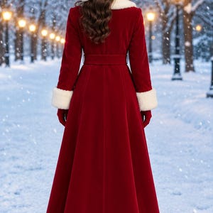 Puede incluir: Un abrigo largo de terciopelo rojo con cuello, pu&ntilde;os y dobladillo de piel sint&eacute;tica blanca. El abrigo incluye un cintur&oacute;n de terciopelo rojo a juego en la cintura y se combina con un gorro de Navidad rojo con borde de piel sint&eacute;tica.