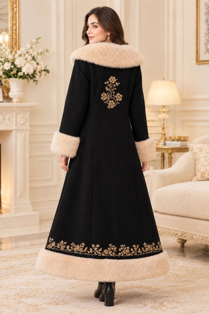 Pu&ograve; includere: Un lungo cappotto nero con colletto e polsini in pelliccia sintetica beige. Il retro del cappotto &egrave; decorato con un ricamo floreale dorato tra le spalle e un bordo floreale dorato abbinato lungo l'orlo inferiore.