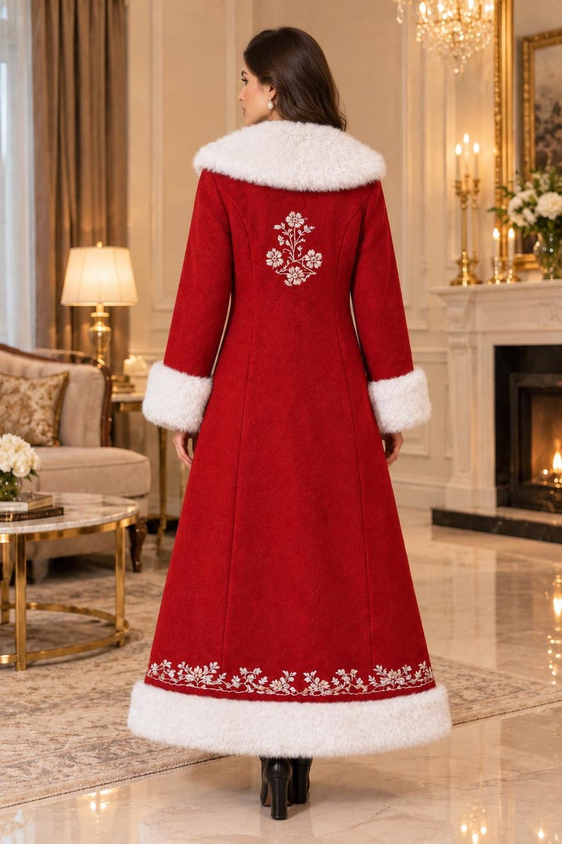 Pu&ograve; includere: Un cappotto rosso lungo fino ai piedi con colletto e polsini in pelliccia sintetica bianca. Il retro del cappotto &egrave; decorato con ricami floreali bianchi tra le spalle e un bordo floreale abbinato lungo l'orlo inferiore sopra la pelliccia.