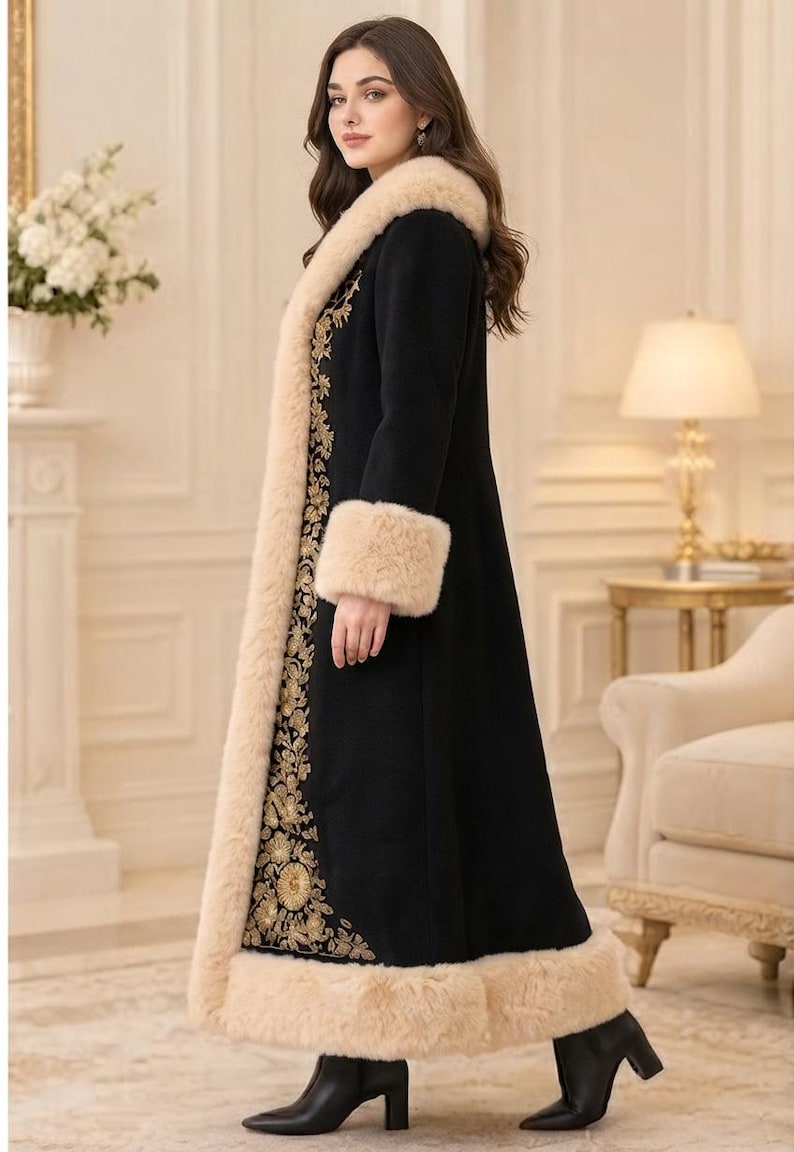 Pu&ograve; includere: Un cappotto lungo nero con un bordo spesso in pelliccia sintetica beige lungo il colletto, i polsini e l'orlo. Il pannello frontale &egrave; decorato con intricati ricami floreali dorati che corrono verticalmente lungo il capo.