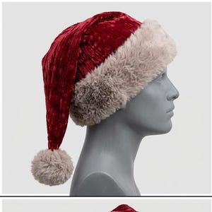 Puede incluir: Un gorro de Pap&aacute; Noel de terciopelo rojo intenso con un acabado de tela texturizada y arrugada. El gorro est&aacute; adornado con una banda gruesa y esponjosa de piel sint&eacute;tica gris claro y rematado con un pomp&oacute;n de piel sint&eacute;tica a juego.