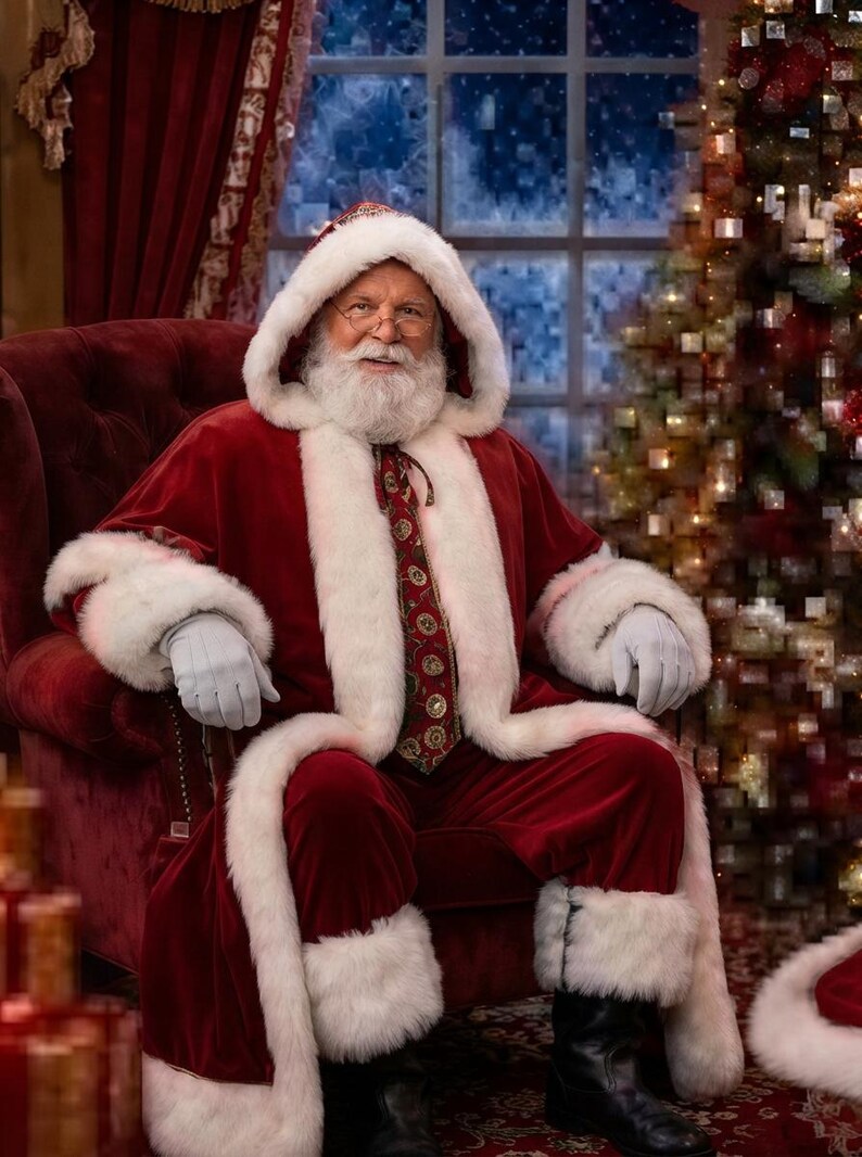 K&ouml;nnte beinhalten: Eine Weihnachtsmannfigur in einem tiefroten Samtmantel mit Kapuze, dickem wei&szlig;em Kunstfellbesatz, einer gemusterten Krawatte und hellgrauen Handschuhen. Die Figur tr&auml;gt einen wei&szlig;en Bart, eine Brille und schwarze Stiefel auf einem roten Sessel.